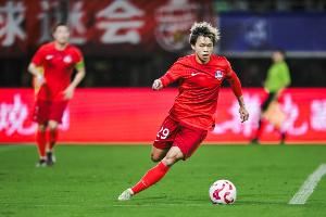 博主：茹子楠已返回梅州客家俱乐部，仍未痊愈预计月底可以出战