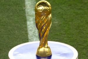 谁能捧杯？首座苏超冠军奖杯入场，陈列在南京奥体